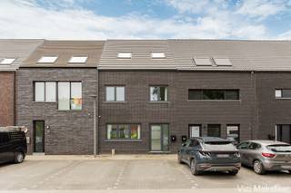 <p><br />Deze ruime nieuwbouwwoning met maar liefst 200 m² bewoonbare oppervlakte combineert hedendaags wooncomfort, energiezuinige technieken en een praktische indeling op een rustige ligging. Gelegen in een doodlopende straat geniet u hier van weinig verkeer, extra privacy en een aangename woonomgeving voor het hele gezin.</p>
<p><u>Gelijkvloers</u><br />Via de inkomhal (12m²) met gastentoilet komt u binnen in een ruime en lichtrijke leefruimte met open, ingerichte keuken (71m²). Vanuit de leefruimte geniet u van een mooi zicht op de tuin en directe toegang tot het terras. Aansluitend aan de keuken bevindt zich een praktische berging (5m²). De ruime garage biedt plaats aan twee wagens, fietsen en tuingerief (36m²).</p>
<p><u>Eerste verdieping</u><br />Op de eerste verdieping bevinden zich drie ruime slaapkamers, waarvan de grootste is ingericht met een dressing (17-11-9.5m² - dressing 5.5m²). De badkamer is voorzien van hedendaags comfort en sluit perfect aan bij de moderne uitstraling van de woning (11m²).</p>
<p><u>Tweede verdieping</u><br />De tweede verdieping biedt een prachtige extra ruimte die perfect kan worden ingericht als vierde slaapkamer, bureau, hobbyruimte of ontspanningskamer. Daarnaast is er extra bergruimte aanwezig (32m²).</p>
<p><u>Extra troeven</u><br />De woning is uitgerust met driedubbele beglazing, een warmtepomp voor verwarming en sanitair warm water, ventilatiesysteem D en een gunstig E-peil van 37. De bovenverdiepingen zijn afgewerkt met prachtige plankenvloeren. Voor de woning is er bovendien voldoende parkeergelegenheid aanwezig.</p>
