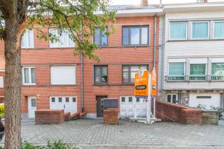 Een zeer goed gelegen, interessante opbrengsteigendom bestaande uit 2 appartementen, één garagebox , 2 individuele kelders, terrassen en tuin,...
