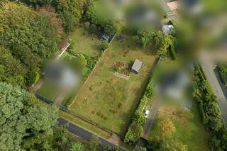 Op zoek naar een ruime bouwgrond waar u uw droomwoning volledig naar eigen smaak kunt realiseren? Dit royale perceel van ca. 1.370 m² in Rommersheide biedt u ruimte, privacy en een uitzonderlijk potentieel.<br />Het perceel is gelegen binnen het BPA Recreatief Woongebied, zone voor Wonen in het Groen A. Zowel bouwen en permanent wonen als het gebruik als weekendverblijf of tweede verblijf zijn volgens de geldende voorschriften mogelijk.<br /><br />De bouwvoorschriften laten de realisatie toe van een vrijstaande eengezinswoning met een maximale bebouwde grondoppervlakte van 80 m². Daarnaast is een garage of bijgebouw van maximaal 20 m² toegestaan.<br />Met twee bouwlagen en een maximale nokhoogte van 7,5 meter kan een woonoppervlakte van ruim 140 m² worden gerealiseerd. Een kelder tot 20 m² behoort eveneens tot de mogelijkheden.<br />Dankzij de royale perceeloppervlakte blijft er rondom de woning volop ruimte over voor een fraaie tuin, zonnig terras en een groene, private buitenomgeving.<br /><br />Bouwmogelijkheden:<br />Perceeloppervlakte: ca. 1.370 m²<br />Straatbreedte: ca. 26 meter<br />Vrijstaande eengezinswoning<br />Maximale bebouwde grondoppervlakte: 80 m²<br />Garage/bijgebouw: max. 20 m²<br />Kelder: max. 20 m²<br />Twee bouwlagen mogelijk<br />Maximale nokhoogte: 7,5 meter<br />Ruim 140 m² woonoppervlakte mogelijk<br />Inplanting op minimaal 6 meter achter de voorste perceelsgrens<br />Minimaal 3 meter afstand van de zijperceelsgrenzen<br /><br />Groen en toch vlot bereikbaar:<br />Rommersheide staat garant voor een rustige en groene woonomgeving, terwijl belangrijke verbindingswegen vlot bereikbaar zijn. Brasschaat, Sint-Job-in-'t-Goor en de E19 bevinden zich op korte afstand.<br />Een ideale ligging voor wie dagelijks wil genieten van rust en groen, zonder de bereikbaarheid uit het oog te verliezen.<br /><br />Een perceel met mogelijkheden:<br />Een uitzonderlijk ruime bouwgrond, een groene setting en de mogelijkheid om een woning volledig af te stemmen op uw eigen wensen en levensstijl.<br />Hier krijgt u niet zomaar de kans om een woning te kopen, maar om uw toekomstige thuis van de eerste steen af vorm te geven.<br /><br />Interesse? Contacteer ons voor meer informatie of plan een bezoek.<br />📩 info@wellimmo.net<br />📞 03/225 00 68