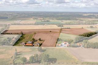 Hoeve met woning en voormalige stallen te koop gelegen in prachtig gebied Maldegemveld - Burkel.Gelegen tussen Maldegem en Knesselare, langs de Oude...