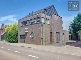Villa 3 façades moderne et de qualité sur un magnifique terrain de 10,84 ares, dans le cadre verdoyant et prisé de Tervuren. Construite en 2012...