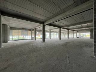 Deze handelspanden zijn gelegen op een invalsweg van Veurne met vlotte toegang tot E40, Veurne & de kust. Prachtige zichtlocatie met heel...