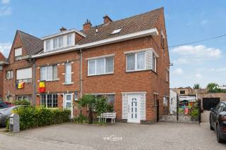 Ben je op zoek naar een instapklare gezinswoning met veel ruimte op een uitstekende ligging? Dan is deze gerenoveerde halfopen bebouwing in het centrum van Melsele zeker een bezoek waard. Met 5 slaapkamers, een zonnige tuin en een kwalitatieve afwerking is deze woning perfect voor gezinnen die comfortabel willen wonen.<br /><br />Je komt binnen in de inkomhal met een apart gastentoilet. Van hieruit bereik je de ruime leefruimte, waar er voldoende plaats is voor een gezellige zithoek, een eetplaats én een bureau. Aansluitend bevindt zich een praktische hal die volledig werd uitgerust met ingemaakte kasten waar ook aanlsuitingen zijn voor wasmachine en droogkast.<br /><br />Verder vind je de vernieuwde badkamer, voorzien van een ligbad, inloopdouche, dubbele lavabo en toilet. De volledig vernieuwde keuken is uitgerust met alle toestellen en biedt voldoende ruimte voor een gezellige ontbijthoek.<br /><br />Op de eerste verdieping bevinden zich 3 ruime slaapkamers. Via de vaste trap bereik je de volledig afgewerkte tweede verdieping, waar 2 extra slaapkamers werden ingericht. Hierdoor beschikt de woning over maar liefst 5 volwaardige slaapkamers.<br /><br />Buiten geniet je van een zonnige en onderhoudsvriendelijke tuin met een overdekt terras en een gezellige overdekte loungehoek, waardoor je het hele jaar door van het buitenleven kan genieten. Daarnaast is er nog een ruime berging aanwezig.<br /><br />Extra troeven:<br /><br />? Geen renovatieplicht<br />? Conforme elektriciteit<br />? Centrale verwarming op gas met nieuwe condensatieketel (2025)<br />? Centrale ligging op wandelafstand van winkels, scholen en openbaar vervoer<br /><br />Een instapklare gezinswoning waar ruimte, comfort en een uitstekende ligging perfect samenkomen.<br /><br />?? Contacteer ons via 052 46 38 03 voor meer informatie of een bezoek.<br />