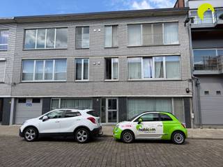 <p><span>Dit appartement is in een rustige straat gelegen op loopafstand van het station.</span></p><p><span><br /></span><span>Indeling:</span></p><p><span>U betreedt de woning via een centrale hal. De woonplaats (38m²) heeft een keramische tegel en ligt aan de voorzijde.</span></p><p><span> Aansluitend is er de keuken met veel inbouwkasten, een vaatwasser, een combi-oven en nog een extra oven, een ijskast, een keramische kookplaat, een dampkap, een speeltafel en aansluiting voorzien voor een wasmachine en een droogkast.</span></p><p><span>Aan de achterzijde zijn er 2 grote slaapkamers (13m²;16m²) via de grootste slaapkamer is het terras (5m²) bereikbaar.</span></p><p><span>De badkamer is ingericht met een ruim hoek ligbad en een lavabo in meubel, deze is volledig betegeld.</span></p><p><span>Het toilet is apart.</span></p><p><span> </span></p><p><span>Een garagebox is inbegrepen in de huurprijs.</span></p><p><span> </span></p><p><span>Nuttige informatie:</span></p><ul><li><span>Huurwaarborg: 3 maanden</span></li><li><span>Beschikbaar vanaf: 01/09/2026</span></li><li><span>EPC: 136 kWh/m²</span></li><li><span>Gemeenschappelijke kosten: 25 euro (provisie water)</span></li><li><span>Plaatsbeschrijving: externe partij</span></li><li><span>Inclusief garagebox</span></li></ul><p><span> </span></p><p><span> </span></p><p><span>PLAN VANAF NU ZELF JOUW AFSPRAAK IN VIA ONZE ONLINE MODULE</span></p><p><span>Surf naar het betreffende eigendom op onze website <span>www.habicom.be</span></span><span> en klik vervolgens op de roze knop</span><span> 'PLAN EEN BEZOEK'.</span></p><p><span> </span></p><p><span> </span></p><p><span> </span></p><p><span> </span></p>