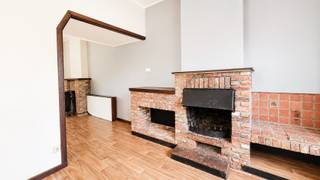 Op zoek naar een betaalbare woning die u volledig naar eigen smaak kunt inrichten? Dan is deze woning zeker een bezoek waard.<br /><br />De woning beschikt over een leefruimte, een keuken, badkamer, meerdere slaapkamers en diverse praktische bergruimtes. Achteraan geniet u van een aangename tuin met veel groen en privacy, ideaal om tot rust te komen na een drukke dag.<br /><br />Dankzij de ruime indeling en de authentieke elementen biedt deze woning heel wat potentieel voor wie op zoek is naar een starterswoning, een investeringspand of een renovatieproject met toekomst.<br /><br />Troeven van deze woning:<br />✔ Gezellige leefruimte met authentieke elementen<br />✔ Aangename tuin met veel privacy<br />✔ Ruime slaapkamers<br />✔ Praktische bergingen en extra opslagruimte<br />✔ Tal van renovatie- en inrichtingsmogelijkheden<br />✔ Centrale ligging nabij winkels, scholen en openbaar vervoer<br />✔ Interessant voor starters en investeerders<br /><br />Deze woning vormt de ideale basis voor wie graag een woning naar eigen wensen wil creëren.<br /><br />Interesse? Contacteer Woonbureau voor meer informatie of een bezoek ter plaatse. <br />📞 09 326 82 48 <br />✉️ lokeren@woonbureau.eu