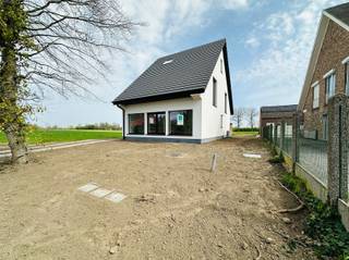 Deze totaal gerenoveerde woning is omgeven door groen. De vrijstaande woning beschikt over een diepe tuin, fijn terras en een praktische oprit.De indeling van dit pand is als volgt: U betreedt de woning langs de linker zijgevel via de ruime inkomhal met gastentoilet. Verder komt u enerzijds terecht in de leefruimte en anderzijds de keuken. De leefruimte biedt een open gevoel en voldoende plaats voor een extra eettafel. De keuken is achteraan de woning gelegen en is voorzien van enorm veel lichtinval, een kookeiland met zitplaatsen en een ruime eettafel, daarnaast is er ook nog een aanpalende bergruimte.Op de nachthal van de eerste verdieping is er toegang tot drie ruime slaapkamers, een ingerichte badkamer met douche en een apart toilet.op de tweede verdieping is er nog een vierde slaapkamer gelegen. Deze verdieping beschikt ook over een badkamer, maar dit keer met ligbad. Verder is er nog een praktische bergruimte.Nog enkele troeven van dit pand: Vloerverwarming, volledig geschilderd, helemaal instapklaar, gebruik gemaakt van hoogwaardige materialen en dat allemaal in het centrum van Tielrode en invalswegen.Interesse? Mail vrijblijvend naar verkoop@bebuild.be en ga met ons ter plaatse.p-score Ag-score A
