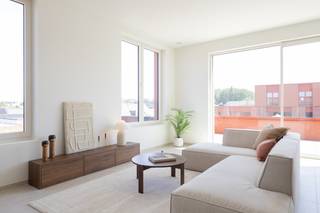 <strong>OPENDEURDAG 30 AUGUSTUS <br />Kom langs en ervaar van dichtbij hoe het is om in dit appartement te leven. Welkom tussen 10u en 14u. Plan je bezoek op eilandpark.be/opendeur</strong><br /><br />Deze ruime penthouse op de derde verdieping in Eilandpark, Sint-Lievens-Houtem is doordacht ingedeeld en afgewerkt met hoogwaardige materialen. Dankzij de royale glaspartijen geniet u van overvloedig natuurlijk licht en een lichte, elegante en bijzonder comfortabele woonbeleving.<br /><br />Met een bruto oppervlakte van 120 m² beschikt de penthouse over twee slaapkamers en een ruime leefruimte die naadloos aansluit op het 21 m² grote zuid gerichte terras. Dankzij de ideale oriëntatie geniet je hier de hele dag door van zon, in combinatie met een prachtig open zicht op het bos. Het appartement zelf kijkt eveneens rechtstreeks uit op het groen, waardoor een uniek gevoel van rust en natuur gecreëerd wordt.<br /><br />De woning is bijna energieneutraal en combineert duurzame technieken met een verfijnde afwerking. Je wagen parkeer je veilig in de ondergrondse garage, vanwaar de lift je rechtstreeks tot aan de penthouse brengt. De autoluwe opzet van de site versterkt het rustige karakter van deze groene woonomgeving.<br />