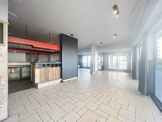 Dit hoekpand werd jarenlang succesvol uitgebaat als taverne en beschikt over een bruikbare oppervlakte van ca. 169 m², aangevuld met een ruime...