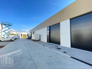 Nieuwbouw KMO-unit met een oppervlakte van +/- 164 m² en 1 privatieve parkeerplaats te huur. Fantastisch gelegen langs de Kwadestraat in de schaduw van het Westwing Park.<br /><br />Het casco magazijn is opgebouwd uit een staalconstructie met een buitenschil bestaande uit een combinatie van geïsoleerde betonpanelen en sandwichpanelen. De loods, brandklasse B, heeft een vrije hoogte van +/- 6 meter en is toegankelijk via een automatische sectionale poort (4 m B x 4,5 m H) met een aparte toegangsdeur en glaspartij. Verder is er verlichting, water en elektriciteit aanwezig. <br /><br />De unit maakt deel uit van het bedrijvenpark "Hexahub" dat ondernemen combineert met een knappe architectuur. De strategische ligging, pal in het hart van ondernemend Roeselare, aan afrit Rumbeke, AZ Delta en Westwing Park, zorgt voor een vlotte bereikbaarheid en biedt een uitstekende uitvalsbasis voor de hele regio.<br /><br />Ruime parkeer- en manoeuvreerruimte voorzien op het terrein. <br />Onmiddellijk beschikbaar.<br /><br />Contacteer PANORAMA B2B voor bijkomende inlichtingen, plannen of een vrijblijvend plaatsbezoek 050 300 800.