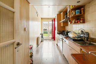 Centraal gelegen ruime rijwoning met 4 slaapkamers, 2 badkamers, terras en tuin, ideaal voor gezinnen die comfortabel willen wonen in het hart...