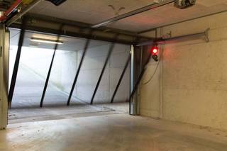 Deze ondergrondse staanplaats in Residentie Den Indruk wordt te huur aangeboden. De parking ligt vlakbij de Gentpoort en is beveiligd met automatische toegangspoort. Meer info of bezoek inplannen? Contacteer DRL Vastgoed, 050 65 95 95 of info@drlvastgoed.be