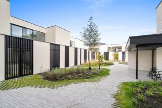 <p>Met Graaf van Vlaanderen heeft de stad Gent er een nieuwe parel bij. Op De Zuid - zoals ze het in de Gentse volksmond zeggen, aan het Zuidpark, vind je dit unieke nieuwbouwproject. De zes woningen met terras en patio zijn afgewerkt met de meest hoogwaardige materialen. De woonunits bevinden zich rondom een aangelegde binnentuin, waar je in het midden van de bedrijvige binnenstad rust en comfort vindt. Graaf van Vlaanderen is gelegen in het hart van de stad, waar jong en oud hun gading vinden met ontelbare ontspannings- en ontdekkingsmogelijkheden. Of je nu wil uit eten, een dagje wilt shoppen, de stad wilt ontdekken of cultuur wilt opsnuiven. De vlotte bereikbaarheid met zowel het openbaar vervoer, de auto als de fiets, maakt van Graaf van Vlaanderen dé plek van uitstek om royaal te genieten van wooncomfort. Het project omvat 6 lichtrijke en ruime nieuwbouwwoningen met 3 slaapkamers, 2 badkamers, patio en terras op de verdieping. De woningen zijn volledig afgewerkt met hoogwaardige materialen en te bezoeken op afspraak! Contacteer ons snel en ontvang als eerste de informatie. 6 % btw mogelijk.</p>