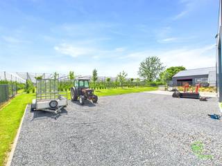 Op het industrieterrein van Gingelom vinden we deze ruime werkplaats terug met toonzaal en bovengelegen conciërgewoning. De strategische ligging, in...