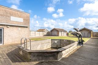 Vrijstaande bungalow-villa op een prachtig perceel van maar liefst 847 m² met een optimale zuidwest oriëntatie. Op het perceel zijn er 2 garages (waarvan 1 inpandig) en heel wat parkeergelegenheid voor en naast het huis. De tuin is groot, zonnig en beschikt over de nodige privacy. Achteraan kunt u genieten van mooie zichten op de achterliggende velden.<br />Als kers op de taart een vergund zwembad in de tuin (op heden niet in gebruik).<br /><br />Deze laagbouw villa is voorzien van 4 slaapkamers en bevindt zich op een rustige locatie, met aan de overzijde een mooi speelplein. Kortom: een absoluut topaanbod voor gezinnen met kinderen!<br /><br />Indeling: inkomhal aan de zijkant van het huis met rechtstreekse verbinding naar de eerste garage, een aangename leefruimte met een volledig ingerichte open keuken, een veranda met toegang tot de tuin. Verder nog een ruime badkamer en 4 volwaardige slaapkamers (waarvan 1 met dressing). Grote buitenruimte met veel plaats en veel potentieel.<br /><br />Geschikt voor jong en oud aangezien alles zich op het gelijkvloers niveau bevindt.<br />Geen renovatieplicht dankzij het energielabel D.<br /><br />Bezoeken of meer informatie?<br />Contacteer Sacha Vanrafelghem op GSM 0487/43.79.10.