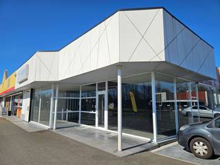 <p><span> </span></p><p><span>Handelspand van 500 m² op AAA locatie.</span></p><p><span> </span></p><p><span>Deze showroom, momenteel nog ingevuld als keukenzaak, is gelegen op de Hasseltweg in de nabijheid van grote retailers zoals Albert Heijn, Actio, Gamma, Chateau d'Ax en Prenuptia.</span></p><p><span>Een ruime parking is voorzien voor en naast het gebouw.</span></p><p><span>Vrij vanaf 1 april 2017.</span></p><p><span>OV ten laste van de huurder.</span></p><p><span> </span></p><p><span>Vg, Wg, Gvkr, Gvkv, Gog</span></p>