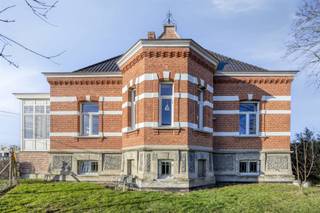 Wij bieden u een indrukwekkend landhuis gelegen op een perceel van meer dan 17a maw mooi omgeven en genietende van een groene omgeving. Dit...