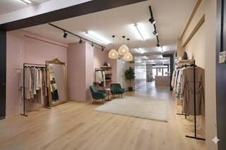 Cette jolie propriété commerciale de 94 m² est située dans un emplacement privilégié sur le Middelkerke Zeedijk. La propriété offre une...