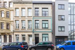 Gelegen in de Kroonstraat, tussen het bruisende Zurenborg en het gezellige Moorkensplein, bevindt zich dit charmante duplexappartement. Op wandelafstand van zowel de Dageraadplaats als de Draakplaats geniet je hier van tal van leuke horecazaken en winkels, met bovendien vlotte verbindingen naar het centrum van Antwerpen. Een aangename en levendige omgeving waar jong en oud zich meteen thuis voelen.<br /><br />Bij het betreden van het appartement op de tweede verdieping kom je binnen in een aangename, lichtrijke leefruimte waar grote raampartijen zorgen voor een open en ruimtelijk gevoel. Aansluitend bevindt zich de moderne open keuken, uitgerust met kwalitatieve inbouwtoestellen en voldoende werk- en opbergruimte, waardoor koken en gezellig samenzijn hier perfect hand in hand gaan.<br /><br />Achteraan het appartement bevindt zich een ruime en rustige slaapkamer, voorzien van een ensuite badkamer met een comfortabele, ruime inloopdouche. Op de derde verdieping zijn er nog twee volwaardige slaapkamers, aangevuld met een gedeelde badkamer, wat deze indeling ideaal maakt voor gezinnen of het ontvangen van gasten. Tot slot is er een praktische kelderberging aanwezig, die extra opslagruimte biedt.<br /><br />Kortom, een instapklaar en stijlvol duplexappartement op een gegeerde locatie, waar comfort, ruimte en een bruisende buurt perfect samenkomen.<br /><br />Interesse?<br />Contacteer LISTED voor een bezoek: +32 3 283 51 51.