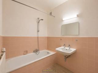 Dit verzorgde en <strong>INSTAPKLARE APPARTEMENT </strong>op de tweede verdieping combineert<strong> RUIMTE, LICHT en COMFORT </strong>op wandelafstand van het <strong>CENTRUM van Ronse</strong>. De lichtrijke leefruimte met grote raampartijen sluit naadloos aan op een aparte, moderne keuken met tijdloze afwerking. Via de nachthall bereik je<strong> 2 VOLWAARDIGE SLAAPKAMERS</strong>, een badkamer met bad-douchecombinatie en een afzonderlijk toilet. Aan de achterzijde van het gebouw bevindt zich een aangenaam<strong> TERRAS </strong>met uitzicht op het groen, ideaal voor een moment van rust. Extra troeven zijn de <strong>PRIVATIEVE BERGING </strong>op het gelijkvloers, de <strong>GEMEENSCHAPPELIJKE FIETSENBERGING </strong>en de rustige ligging in een kleinschalige residentie. Alle voorzieningen zoals winkels, scholen en openbaar vervoer bevinden zich op korte afstand.<br /><br />Het pand beschikt over een <strong>PRIVATIEVE GARAGEBOX.</strong><br /><br /><em>Opmerking: Het appartement is geschikt voor maximum 1 à 2 personen! Omdat je financieel comfortabel zou kunnen huren wordt de volgende basisregel gehanteerd: € 775* 3 = € 2325</em><br /><br /><strong>Adres: </strong>Gustave Royerslaan 118 bus 201 - 9600 Ronse<br />Huurprijs: €775,00/maand.<br />Onmiddelijk beschikbaar.<br />EPC: 239 kWh/m² – UC: 2863309