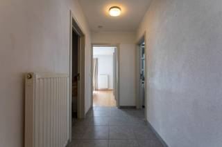 <p>Gelijkvloerse appartement met garagebox te Essen-centrum. Het appartement beschikt o.a. over een lichtrijke, open leefruimte met aansluitend de keuken, twee slaapkamers, een ruime badkamer met bad en douche, een handige berging en een terras van ca. 30m².</p>
<p>EPC C!</p>