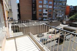 <p><strong><span>Ruim 3-slaapkamerappartement in verzorgd residentieel gebouw</span></strong></p>
<p><span>Dit ruime appartement is gelegen in een verzorgd en residentieel gebouw met slechts één appartement per verdieping. Het gebouw beschikt over een ruime lift, een gemeenschappelijke fietsen- en kinderwagenberging en een mooie, ruime inkomhal.</span></p>
<p><span>Het appartement omvat een inkomhal met vestiairekast en een apart gastentoilet. Een lichtrijke en ruime woonkamer, <br />Een volledig geïnstalleerde keuken.</span></p>
<p><span>Verder beschikt het appartement over drie volwaardige slaapkamers, een badkamer met ligbad en toilet, en een tweede douchekamer die rechtstreeks aansluit op de 2de slaapkamer. Daarnaast zijn er zowel een balkon als een terras, ideaal om van de buitenlucht te genieten. Een private kelderberging is eveneens inbegrepen.</span></p>
<p><span>Het appartement is uitgerust met dubbele beglazing, een gepantserde veiligheidsdeur en een parlofoon/videofoon. Het verkeert in een goede algemene staat, al kan een opfrisbeurt (zoals schilderwerken) het geheel volledig naar eigen smaak maken.</span></p>
<p><strong><span>Troeven:</span></strong></p>
<ul>
<li><span>EPC: </span><strong><span>B</span></strong></li>
<li><span>Slechts één appartement per verdieping</span></li>
<li><span>Verzorgd residentieel gebouw</span></li>
<li><span>Ruime lift</span></li>
<li><span>Gemeenschappelijke fietsen- en kinderwagenberging</span></li>
<li><span>Dubbele beglazing</span></li>
<li><span>Gepantserde veiligheidsdeur</span></li>
<li><span>Videofoon</span></li>
<li><span>Balkon én terras</span></li>
<li>
<ul>
<li><span>Private kelder</span></li>
</ul>
<p><span>De maandelijkse gemeenschappelijke kosten bedragen </span><strong><span>€350</span></strong><span>, inclusief </span><strong><span>water en verwarming</span></strong><span>.</span></p>
<p><span>Dankzij de </span><strong><span>uitstekende centrale ligging</span></strong><span> bevindt het appartement zich op wandelafstand van scholen, winkels en het openbaar vervoer.</span></p>
</li>
</ul>