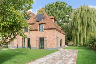 <p><span>Op een rustige en goed bereikbare locatie bevindt zich deze moderne nieuwbouwwoning met vier slaapkamers. De woning combineert een aangename, praktische indeling met een hoogwaardige afwerking en een energiezuinige technische uitrusting.</span></p><p><span>Via de ruime inkomhal met gastentoilet komt u in de leefruimte, met een totaal van 4,45m². Dankzij de grote raampartijen geniet deze ruimte van veel natuurlijk licht en een mooi zicht op de tuin. De leefruimte sluit rechtstreeks aan op de volledig ingerichte keuken met centraal eiland. Deze is uitgerust met een inductiekookplaat met geïntegreerde afzuiging, vaatwasser, koelkast en ruime opbergmogelijkheden.<br /> Aansluitend bevindt zich een praktische berging met aansluitingen voor wasmachine en droogkast. </span></p><p><span>Op de eerste verdieping bevinden zich drie ruime slaapkamers, telkens tussen de 10m² en 16m² groot. De badkamer beschikt over een ligbad en dubbele wastafel. Daarnaast is er een afzonderlijke douchekamer, wat extra comfort biedt voor een gezin. Alle slaapkamers zijn uitgerust met individuele airconditioning.</span></p><p><span>De tweede verdieping omvat een polyvalente ruimte van 13.93m² en een aparte technische ruimte. Deze extra verdieping biedt bovendien mogelijkheden voor wie nood heeft aan een afzonderlijke werk-, hobby- of bergruimte.</span></p><p><span>Ook op technisch vlak heeft deze woning heel wat te bieden. Vloerverwarming via een warmtepomp, zonnepanelen, een ventilatiesysteem en een waterontharder zorgen voor een aangenaam en energiezuinig wooncomfort. Bovendien is de woning volledig vrij van gas.</span></p><p><span>Troeven</span></p><ul><li><span>Drie volwaardige slaapkamers</span></li><li><span>Airconditioning in alle slaapkamers</span></li><li><span>Vloerverwarming via warmtepomp</span></li><li><span>Zonnepanelen</span></li><li><span>Ventilatiesysteem</span></li><li><span>Volledig ingerichte keuken met eiland</span></li><li><span>Waterontharder</span></li><li><span>Energiezuinige nieuwbouwwoning</span></li><li><span>Rustige ligging met vlotte bereikbaarheid</span></li></ul><p><span>Een moderne en instapklare woning die ruimte, comfort en energiezuinig wonen op een mooie manier combineert.</span></p><p><span>Wenst u deze woning zelf te ontdekken? Neem gerust contact met ons op om een bezoek in te plannen.</span></p>