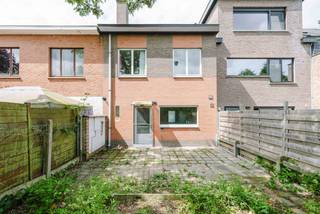 <p><span>DESTELBERGEN - Instapklare gezinswoning nabij het centrum van Destelbergen</span></p><p><span> </span></p><p><span>Gelegen aan de Galgenberglaan 17 te Destelbergen vinden we deze instapklare gezinswoning.</span></p><p><span> </span></p><p><span>De belangrijkste troeven in een notendop:</span></p><ul><li><span>Centraal gelegen op wandelafstand van winkels, scholen, openbaar vervoer...</span></li><li><span>Vlotte verbinding met de R4 en de E17</span></li><li><span>Ruime oprit en stadstuin </span></li><li><span>3 slaapkamers</span></li><li><span>2 badkamers </span></li></ul><p><span> </span></p><p><span>De indeling gaat als volgt:</span></p><p><span>Gelijkvloers: </span></p><p><span>Via de inkomhal komt u in de eet-en leefruimte, die doorloopt naar de uitgeruste keuken. Aanpalend is er een praktische berging. </span></p><p><span>Daarnaast vindt u op het gelijkvloers ook een badkamer met douche, lavabomeubel en toilet.</span></p><p><span>Tot slot is er nog een gezellige stadstuin, die bereikbaar is via de keuken. </span></p><p><span> </span></p><p><span>Verdieping: </span></p><p><span>Op de eerste verdieping bevinden zich 3 slaapkamers en een tweede badkamer, uitgerust met bad, lavabomeubel en toilet. </span></p><p><span> </span></p><p><span>Zolder:</span></p><p><span>Ruime zolder met potentieel (44 m²).</span></p><p><span> </span></p><p><span>Belangrijk: </span></p><p><span>Richtprijs: 445.000 EUR</span></p><p><span>EPC: B </span></p>