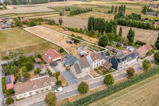 <p><span>Op zoek naar ruimte, rust en mogelijkheden? Deze goed onderhouden woning is gelegen op een </span><strong><span>ruim perceel van maar liefst 3.445 m²</span></strong><span>, in een rustige en landelijke omgeving van Oudenburg. Vanuit de woning en tuin geniet u van een prachtig open zicht op de omliggende velden, terwijl de woning toch vlot bereikbaar is.</span></p>
<p><span>Het uitzonderlijk grote perceel biedt tal van mogelijkheden. Denk aan het houden van </span><strong><span>paarden, schapen of andere dieren</span></strong><span>, het aanleggen van een ruime moestuin of een combinatie hiervan. In de tuin zijn bovendien reeds heel wat planten aanwezig, wat meteen voor een groene en aangename omgeving zorgt.</span></p>
<p>De woning zelf werd doorheen de jaren steeds goed onderhouden. Hoewel bepaalde zaken nog verder afgewerkt of gemoderniseerd kunnen worden, is de goede basis duidelijk aanwezig en biedt de woning heel wat potentieel om er uw eigen thuis van te maken.</p>
<p>Een bijkomende troef is het bijzonder gunstige kadastraal inkomen van slechts €345, waardoor de jaarlijkse onroerende voorheffing beperkt blijft.</p>
<p>Bij de verkoop zijn bovendien heel wat nuttige goederen inbegrepen in de vraagprijs, wat u heel wat extra kosten en moeite bespaart.</p>
<p>Een unieke kans voor wie op zoek is naar ruimte, rust, groen en vrijheid, met een perceel dat mogelijkheden biedt die vandaag nog maar zelden te vinden zijn.</p>
<p>Eerste bezoeken mogelijk vanaf 27 augustus.</p>