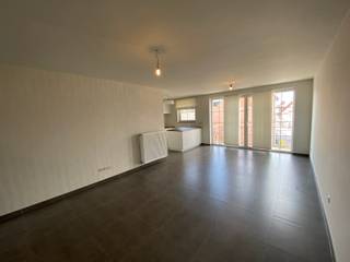 Dit appartement is gelegen op de tweede verdieping van een mooie residentie vlakbij het centrum van Geel.Via de lift bereiken we de tweede verdieping...