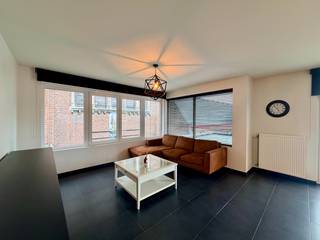 <p>Dit charmante appartement is gelegen op de eerste verdieping aan de Grote Markt in Wevelgem, een bruisende locatie die het stadsleven omarmt. Dankzij de centrale ligging bevinden winkels, horeca en andere voorzieningen zich op wandelafstand.<br /><br />Het appartement beschikt over een ruime leefruimte met aansluitend de keuken. Verder zijn er twee slaapkamers, een badkamer, technische ruimte/wasplaats en een apart toilet.<br /><br />Verder is er vanuit leefruimte en keuken rechtstreekse toegang tot het terras.<br /><br />Tot slot geniet dit appartement over centrale verwarming op aardgas, dubbele beglazing, centrale ligging, hedendaagse afwerking, ...<br /><br /><strong>Goed om weten:</strong><br />Basishuurprijs: €925,-/maand<br />Provisie: €50,-/maand<br />Vrij vanaf heden<br /><br /><strong>Ook wild geworden van deze thuis? <br />Twijfel niet langer en leg vandaag nog uw bezoek vast! </strong></p>