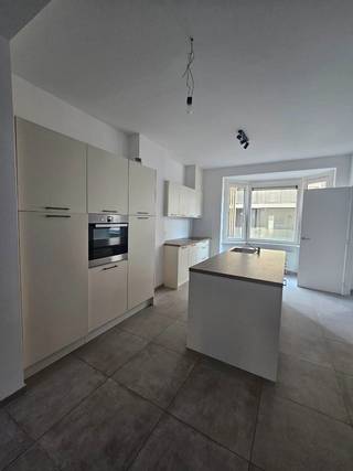 Bent u op zoek naar een stijlvol, ruim en volledig gerenoveerd appartement in het bruisende centrum van Oostende? Dan is dit prachtige appartement van ca. 100 m² absoluut een bezoek waard.<br /><br />Gelegen op een toplocatie, op wandelafstand van de winkelstraten, de jachthaven, het station en het strand, geniet u hier van alle troeven die Oostende te bieden heeft.<br /><br />Het appartement werd eind 2025 volledig en kwalitatief gerenoveerd met oog voor detail, comfort en hedendaagse afwerking. De lichtrijke leefruimte met hoge plafonds en grote raampartijen creëert een aangenaam open gevoel en biedt een prachtig uitzicht op het Petrus & Paulusplein.<br /><br />De moderne open keuken met stijlvol kookeiland vormt het hart van het appartement en sluit perfect aan op de leefruimte — ideaal voor gezellige avonden met familie of vrienden.<br /><br />Indeling:<br /><br />→ Ruime inkomhal<br />→ Lichtrijke leefruimte<br />→ Open keuken met eiland<br />→ 3 volwaardige slaapkamers<br />→ Moderne badkamer<br />→ Apart toilet<br />→ Grote berging/wasruimte<br />->lage kosten (geen lift of syndicus, ki:751€)<br /><br /><br />✔ Volledig gerenoveerd eind 2025<br />✔ Energiezuinig met EPC-score B<br />✔ Instapklaar vanaf augustus <br />✔ Centrale ligging<br />✔ Veel lichtinval en ruimtegevoel<br />✔ Ideaal als gezinswoning, tweede verblijf of investering<br /><br />Een unieke kans om stijlvol en zorgeloos te wonen in het hart van Oostende.<br /><br />Contacteer ons vandaag nog voor een bezoek en ontdek zelf de charme van dit prachtige appartement.