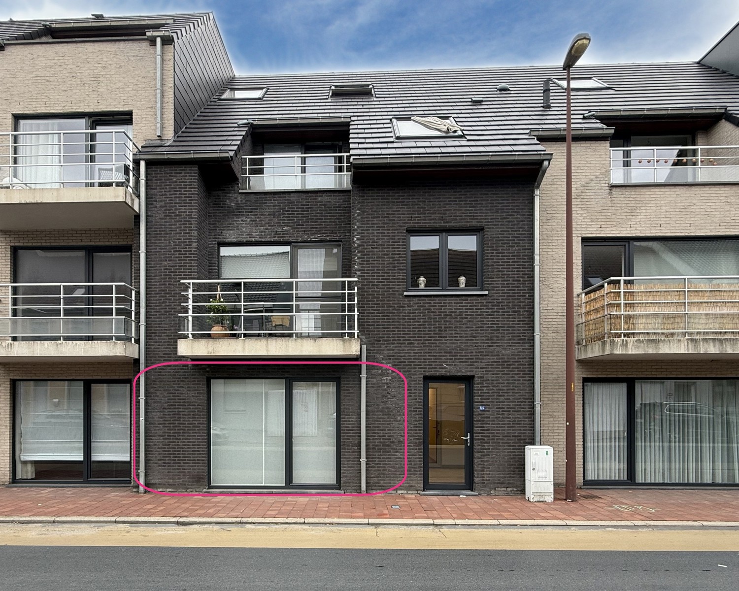 Gelijkvloers appartement met 2 slaapkamers, terras en garage - foto 2