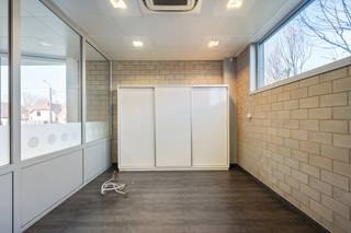 Te koop: commercieel gelegen kantoorruimte met privé parking voor 6 wagens. * Voormalig bankkantoor, nu beschikbaar als een veelzijdig energiezuinig...