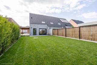 <p>Welkom in deze prachtige halfopen woning, gelegen aan de De Niepte in Lebbeke. Met een perceeloppervlakte van 310 vierkante meter biedt dit huis een ideale basis voor een warm en comfortabel gezinsleven. De woning, gebouwd in 2026, beschikt over een slimme indeling met maar liefst drie slaapkamers, een badkamer, een ruime woonkamer, een eetkamer en een functionele keuken. Het gehele pand is perfect uitgevoerd en staat garant voor modern wonen met alle nodige gemakken binnen handbereik.</p>
<p>Op de begane grond vindt u niet alleen een uitnodigende leefruimte, maar ook een praktische zolder die kan dienen als extra opslagruimte of creatieve plek. Met twee parkeerplaatsen in de directe nabijheid is dit huis ook deze praktische kant weer doorgetrokken. Geniet van de fantastische ligging en de mogelijkheden die deze woning te bieden heeft. Dit is een plek waar u met veel plezier jarenlang kunt wonen. Bent u benieuwd naar de mogelijkheden? Neem gerust contact met ons op voor meer informatie.</p>