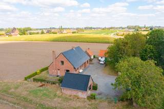Dromen van landelijk wonen op ruim 2,6 hectare? Deze karaktervolle hoeve geniet van een uitzonderlijk rustige ligging, omgeven door uitgestrekte velden en open vergezichten. Het geheel omvat 26.612 m² akkerland en weide, ideaal voor wie houdt van het buitenleven of op zoek is naar ruimte voor paarden of andere dieren.<br /><br />De woning biedt 223 m² bewoonbare oppervlakte en beschikt over een gunstig EPC-label C. Op het gelijkvloers bevinden zich de inkomhal, lichtrijke leefruimte, geïnstalleerde keuken, twee volwaardige slaapkamers, badkamer, wasplaats, keukenberging en gastentoilet.<br />Op de eerste verdieping bevindt zich een derde volwaardige slaapkamer, aangevuld met een indrukwekkende ruimte van 61,5 m² die tal van mogelijkheden biedt voor extra slaapkamers, een hobbyruimte of bureau.<br />Daarnaast beschikt het eigendom over een ruime garage, schuur en twee bijgebouwen, ideaal als extra opslag- of werkruimte.<br /><br />Een unieke kans voor wie droomt van landelijk wonen, open vergezichten en de rust van het buitenleven.<br /><br />Interesse? Contacteer Ward via 0470 20 66 88 voor meer informatie of een bezoek.