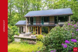 TE KOOP MET PRE-VIEW: enkel op afspraak.<br /><br />Wonen in alle rust, omringd door groen en architecturale klasse.<br /><br />In het hart van Halle, op de rand met Sint-Antonius, ligt deze unieke woning ontworpen door Renaat Braem. De woning bevindt zich in een groene omgeving en combineert natuur, licht en architectuur op een harmonieuze manier. Ze straalt het hele jaar door een uitgesproken vakantiegevoel uit.<br /><br />INDELING:<br /><br />Bij het binnenkomen betreedt u een inkomhal met gastentoilet, die toegang geeft tot de ruime leefruimte en de keuken. Beide ruimtes vloeien naadloos in elkaar over en vormen samen een warme, open leefkern. De grote raampartijen zorgen voor een connectie met de tuin en brengen de natuur letterlijk naar binnen. In de leefruimte zorgt een haard voor extra gezelligheid, terwijl de keuken praktisch is ingericht en perfect aansluit op het dagelijkse comfort.<br /><br />Aansluitend aan de keuken bevindt zich een polyvalente ruimte met zicht op de tuin. Deze ruimte wordt extra gekenmerkt door een open vide, wat zorgt voor een ruimtelijk gevoel en een mooie lichtinval.<br /><br />Op de bovenverdieping bevinden zich drie slaapkamers, een badkamer met bad en douche en een apart toilet. Ook hier geniet men vanuit de kamers van het zicht op de tuin, met bovendien toegang tot een balkon waar de rust en het groen centraal staan.<br /><br />De woning is volledig onderkelderd en biedt uitzonderlijk veel bergruimte. Daarnaast is er plaats voorzien voor het parkeren van twee wagens.<br /><br />Een unieke woning waar architectuur, natuur en wooncomfort perfect samenkomen in een oase van rust in Sint-Antonius.<br /><br />BIJZONDERHEDEN:<br />- Gunstige locatie<br />- Architecturale woning<br />- Natuurlijke materialen<br />- Veel lichtinval <br />- Midden in het groen<br />- Veel privacy<br /><br />Dit eigendom is onderhevig aan de renovatieverplichting die door de Vlaamse Regering wordt opgelegd. Meer info op https://www.vlaanderen.be/veka.<br /><br />Voor meer info of een bezoek ter plaatse kan u vrijblijvend contact opnemen met Lieselotte op 03.227.58.58 of lieselotte@reds.be.