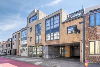 Dit appartement van ca. 46 m² bevindt zich op de eerste verdieping van een kleinschalig gebouw, gelegen in de Boomkensstraat 34 te Hasselt. Dankzij de gunstige ligging geniet u van een rustige omgeving, terwijl het stadscentrum, winkels en openbaar vervoer zich op korte afstand bevinden.Het appartement beschikt over een lichtrijke leefruimte met voldoende plaats voor een gezellige zithoek en eetruimte. Aansluitend vindt u een praktische keuken. De aparte slaapkamer biedt voldoende ruimte voor een comfortabel bed en kastruimte. Verder is er een badkamer uitgerust met douche, lavabo en toilet.Het appartement is momenteel verhuurd, wat het ook uitermate geschikt maakt als investering met onmiddellijk rendement.Troeven van dit appartement:Centrale maar rustige liggingIdeaal voor starters of investeerdersPraktische indeling op 46 m²Gelegen op de eerste verdiepingReeds verhuurd (interessant als opbrengsteigendom)Bent u op zoek naar een betaalbaar appartement of een interessante investering in Hasselt? Dan is dit pand zeker een bezoek waard!Bestuursmaatregelen in het maatregelenregister: nee