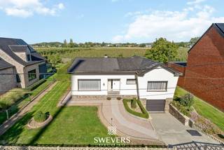 Voor meer info en foto’s, surf naar www.swevers.be – Vrijstaand wonen op een ruim perceel, met alle belangrijke leefruimtes comfortabel op één niveau. Deze open bebouwing aan de Raasbeekstraat 30 in Nieuwerkerken werd gebouwd in 1972 en biedt 120 m² bewoonbare oppervlakte op een verzorgd perceel van 1.175 m².<br />Via de inkomhal bereik je de ruime woonkamer van 32,80 m² en de centraal gelegen keuken van 12,29 m², die rechtstreeks aansluit op het terras en de tuin. Verder beschikt de woning over een badkamer, apart toilet en drie volwaardige slaapkamers van 14 m², 12,25 m² en 10,50 m². Dankzij de volledig gelijkvloerse indeling geniet je hier van praktisch dagelijks wooncomfort. Onder de volledige woning bevindt zich een kelder van circa 100 m², ideaal voor opslag en praktische toepassingen. Daarnaast zijn er een inpandige garage en een zolder aanwezig.<br />Het ruime, oostelijk georiënteerde perceel zorgt samen met de open bebouwing en het vrije uitzicht voor een aangename woonomgeving met veel ruimte rondom het huis. De woning is op te frissen, maar werd goed onderhouden en beschikt over een stabiele constructie. De elektriciteit werd één jaar geleden vernieuwd en ook de mazoutketel werd recent vervangen. Je woont hier rustig, terwijl openbaar vervoer, restaurants, scholen en winkels vlot bereikbaar zijn. Een interessante woning voor wie ruimte, een gelijkvloerse indeling en mogelijkheden tot modernisering zoekt. Voor meer informatie, bel 011 255 155. Bron bewoonbare oppervlakte: EPC – verslag. Dit pand is onderworpen aan de renovatieverplichting van de Vlaamse overheid voor residentiële gebouwen (behoudens bij sloop binnen 5 jaar na de aankoop). Consulteer voor meer informatie de website van het Vlaams Energie- en Klimaatagentschap via https://www.vlaanderen.be/een-huis-of-appartement-kopen/renovatieverplichting-voor-residentiele-gebouwen.