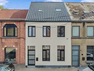 Voor meer informatie of een bezoek contacteer Anne De Block van OC Vastgoed: 0471 38 00 36 of anne@ocvastgoed.be<br /><br />Deze instapklare, totaal gerenoveerde woning (168m²) met 4 slaapkamers en zonnige tuin bevindt zich in een rustige, doodlopende straat te Dendermonde. Zeer centrale ligging voor belangrijke invalswegen, winkels en scholen in de buurt. Station op wandelafstand en wandelroute langs de Brusselse Forten.<br /><br /><strong>De indeling als volgt: <br />Gelijkvloers:</strong><br />Inkomhal, lichtrijke leefruimte (63,5m²), moderne keuken voorzien van kwalitatieve toestellen en eiland, afzonderlijke bergruimte met technische installatie en voorziening van wasmachine, droogkast en gastentoilet. <br /><br /><strong>Eerste verdieping te betreden met vaste trap:</strong><br />Centrale nachthal, twee ruime slaapkamers aanwezig (15m²/15m²) en badkamer voorzien van inloopdouche, wastafel en toilet. <br /><br /><strong>Tweede verdieping te betreden met vaste trap:</strong><br />Nachthal, twee ruime slaapkamers aanwezig (12m²/11m²) en badkamer voorzien van inloopdouche en wastafel.<br /><br />Zeer ruim, zonnig terras en gezellige tuin.<br />Ruime kelder voor opslagruimte. <br />Parkeren kan perfect in de rustige straat. <br /><br />Technische gegevens:<br />Centrale verwarming op aardgas en dubbele beglazing. <br />Elektriciteit conform. <br /><br />Bent u op zoek naar een ruime, instapklare woning op toplocatie te Dendermonde? Kom dan zeker langs! Dit pand is een eerste bewoning na grondige renovatie! <br /><br />EPC 103 (Label B) / Bruikbare vloeroppervlakte volgens EPC attest: 168m² / Perceel oppervlakte: 239m² <br />Stedenbouw in aanvraag sinds 10/09/2026.<br />Geen overstromingsgevoelig gebied: P-score: D, G-score: C<br />Geen renovatieverplichting.
