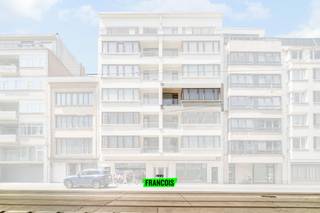 Exclusief en energiezuinig appartement op toplocatie nabij strand en Kursaal<br /><br />Op een toplocatie, op wandelafstand van het strand en het Kursaal, bevindt zich dit uitzonderlijk afgewerkte appartement met een bewoonbare oppervlakte van 109 m². Dankzij de combinatie van ruimte, lichtinval en hoogwaardige afwerking is dit een bijzonder aanbod in deze gegeerde buurt.<br /><br />De ruime leefruimte geniet van een overvloed aan natuurlijk licht en vormt samen met de moderne open keuken een harmonieus geheel. De keuken werd afgewerkt met duurzame materialen van hoge kwaliteit en is volledig uitgerust voor optimaal wooncomfort.<br /><br />Het appartement beschikt over twee volwaardige slaapkamers, beide voorzien van praktische maatkasten. De stijlvolle badkamer is ingericht met een inloopdouche, wastafel en toilet. Daarnaast omvat het appartement een verzorgde inkomhal met vestiaire, een afzonderlijk gastentoilet en een handige berging met aansluitende wasruimte.<br /><br />Zowel aan de voor- als achterzijde bevinden zich balkons, waardoor u op elk moment van de dag van een aangename buitenruimte kunt genieten.<br /><br />Als extra troeven beschikt het appartement over een gerenoveerde inpandige garage met elektrische poort, een ruime privatieve kelder en een gemeenschappelijke fietsenberging.<br /><br />Bij de renovatie werd sterk ingezet op duurzaamheid en energie-efficiëntie. Dankzij de hoogwaardige isolatie en moderne technieken behaalt het appartement een uitstekend EPC-label A. Bovendien is het asbestveilig, beschikt het over een conforme elektrische installatie en verkeert het in een volledig instapklare staat.<br /><br />In overleg met de eigenaars kan de overname van (een deel van) het meubilair besproken worden, wat een vlotte intrek mogelijk maakt.<br /><br />Een unieke opportuniteit voor wie op zoek is naar comfortabel, energiezuinig en kwalitatief wonen op een absolute topligging aan zee.<br /><br />