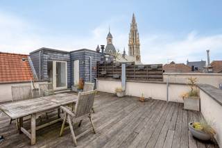 <strong>Duplex met groot dakterras in het centrum van Antwerpen.</strong><br /><br /><strong>Indeling</strong>: <br />Via de inkomhal heeft men links toegang tot een apart gastentoilet en het nachtgedeelte. Hier bevinden zich <strong>twee volwaardige slaapkamers</strong>, waarvan één beschikt over een <strong>ruime ensuite badkamer</strong>, uitgerust met een ligbad, douche en een tweede toilet. Rechtdoor vanuit de inkomhal bereikt men de <strong>lichtrijke leef- en eetruimte</strong> met aansluitend de open keuken voorzien van een kookeiland. Naast de keuken bevindt zich een praktische berging met aansluitingen voor een wasmachine en droogkast. Via de trap in de keuken bereikt men de bovenverdieping, waar een polyvalente ruimte kan dienen als bureau, gastenkamer of hobbyruimte. Deze ruimte geeft rechtstreeks toegang tot het aangename terras met <strong>prachtig zicht</strong> over Antwerpen.<br /><br /><strong>Bijzonderheden</strong>:<br />Uniek terras <br /><strong>Gemeubeld</strong><br />Maandelijkse kosten: €150 (Beheer; verbruik/onderhoud van de gemeenschappelijke delen (incl. lift).<br /><br /><strong>Ligging</strong>: <br />Gelegen in het <strong>centrum van Antwerpen</strong>, op wandelafstand van winkels, horeca, scholen en openbaar vervoer. Dankzij de centrale ligging geniet u van een <strong>uitstekende bereikbaarheid</strong> en bevinden alle dagelijkse voorzieningen zich binnen handbereik.