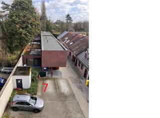 Deze open staanplaats bevindt zich achter het gebouw gelegen aan Witte Weverspoort 5 te Turnhout, met inrit langs Graatakker. De centrale ligging (op amper 300 meter van de markt in Turnhout), en de weinig beschikbare parkeerplaatsen langsheen Graatakker maken dit een buitenkans. De maandelijkse huurprijs bedraagt 75 euro waarop BTW dient te worden aangerekend, daarnaast wordt een provisie van 4.25 euro maandelijkse gemeenschappelijke kosten aangerekend. Dit brengt de totale maandelijkse verhuurprijs op 95 euro. Voor meer informatie kan u terecht via mail info@batimmo-vastgoed.be of op 0473/45.77.37