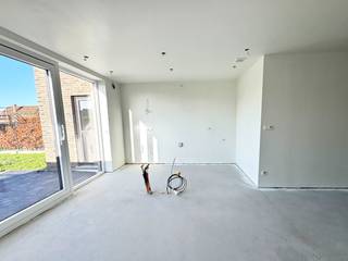 Energieneutrale nieuwbouwwoning op een TOP locatie !!Indeling : Inkomhal , apart toilet , ruime garage met toegang tot de tuin , woonkamer met open...