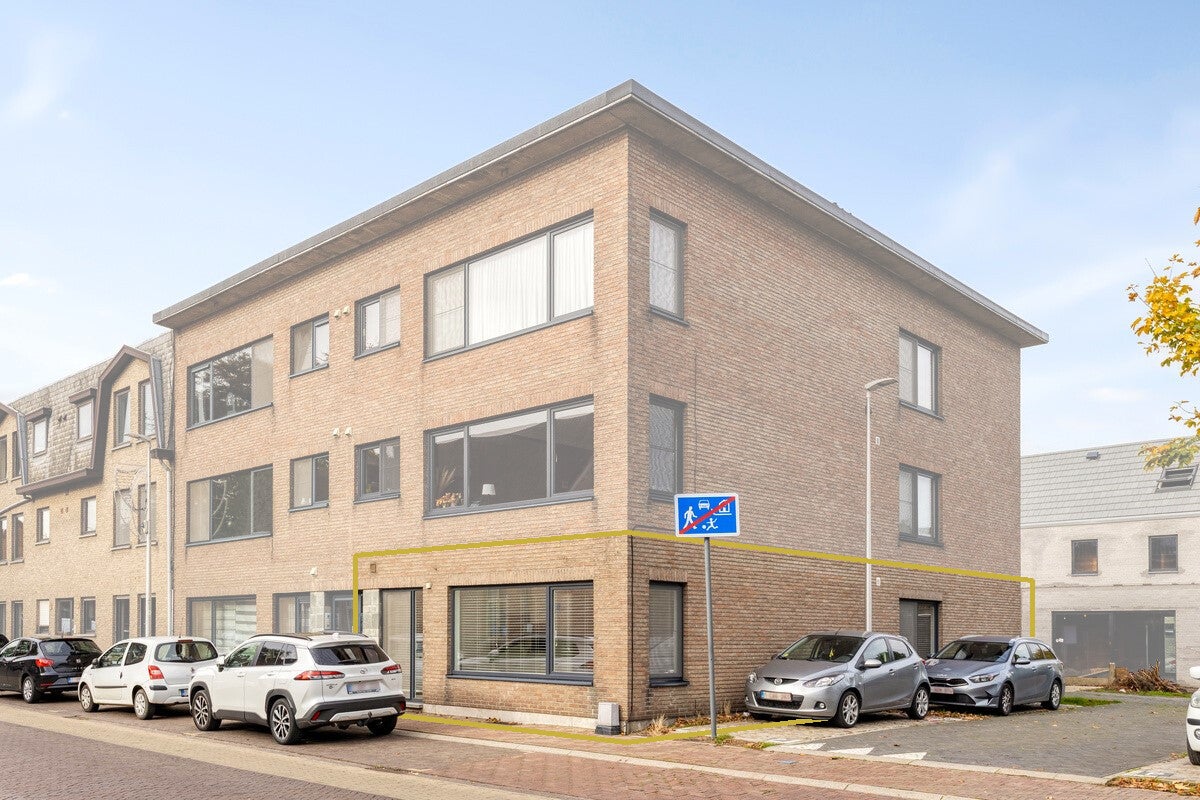 Gerenoveerd gelijkvloers appartement met 3 slaapkamers - foto 1