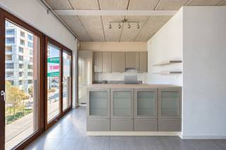 <p><br />Op een absolute toplocatie op het <strong>Eilandje</strong> bevindt zich dit uitzonderlijke loftappartement in een<strong> karaktervol brutalistisch gebouw</strong>. Het appartement combineert een <strong>hoge afwerkingsgraad</strong> met een doordachte architectuur, een <strong>prachtig zicht op het water </strong>en een bijzonder aangename lichtinval.<br />Een extra bijzondere troef: er worden twee identieke appartementen, recht boven elkaar, te koop aangeboden. Dit creëert een uitzonderlijke opportuniteit voor wie twee woonentiteiten dicht bij elkaar wil combineren, met behoud van ieders volledige privacy en zelfstandigheid. Ideaal voor generatiewonen, twee bevriende koppels, familieleden of wie wonen en werken graag wil combineren. <br />Het gebouw en het appartement zijn bovendien rolstoelvriendelijk, wat de woning geschikt maakt voor een brede doelgroep en zorgt voor een bijzonder comfortabele toegankelijkheid.<br /><br /><strong>Indeling</strong><br />Het appartement is zowel op energetisch als op bouwtechnisch vlak doordacht ontworpen en biedt dankzij de open structuur bovendien flexibele mogelijkheden qua indeling.<br />De open leefruimte wordt gekenmerkt door een lichte woonkamer die naadloos overgaat in de volledig geïnstalleerde keuken. Vanuit de leefruimte geniet je van een <strong>prachtig en rustgevend zicht op het Kattendijkdok</strong>. Het zichtbare betonnen plafond geeft het interieur een uitgesproken architecturale uitstraling en vormt een mooi contrast met de warme afwerking.<br />De slaapkamer biedt een serene plek om volledig tot rust te komen. Aansluitend bevindt zich een <strong>gezellig terras</strong>, dat visueel bij de leefruimte wordt betrokken door het betegelde gangpad. Hier geniet je van de namiddag- en avondzon. De moderne badkamer is uitgerust met een ligbad, douche en aansluitingen voor wasmachine en droogkast.<br /><br /><strong>Bijzonderheden</strong></p>
<ul>
<li>Energielabel A – zeer goed geïsoleerd.</li>
<li>Rolstoelvriendelijk, appartement en gebouw.</li>
<li>Prachtig zicht op het water - Terras met namiddag- en avondzon.</li>
<li>Hoge afwerkingsgraad - Massieve parketvloer - Massieve inkomdeur met driepunts slotbeveiliging.</li>
<li>Instapklaar.</li>
<li>Mogelijkheid om twee identieke appartementen boven elkaar te verwerven - uitermate geschikt voor generatiewonen, duowonen of een combinatie van wonen en werken.</li>
</ul>
<p> </p>
