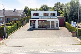 Bent u op zoek naar een eigendom waar u uw onderneming perfect kan combineren met comfortabel wonen? Dan biedt dit veelzijdige pand in Loppem een unieke kans.<br /><br />Gelegen op een ruim perceel van ca. 1.200 m², geniet u hier van uitstekende visibiliteit, vlotte bereikbaarheid én een doordachte indeling die zowel professioneel als privé optimaal tot zijn recht laat komen.<br /><br />Gelijkvloerse verdieping omvat<br /><br />- Commerciële ruimte / toonzaal van ca. 250 m²<br /><br />- Aansluitende magazijnen en werkplaatsen van ca. 500 m²<br /><br />- Ruime garage van ca. 25 m²<br /><br />De eerste verdieping omvat een privéappartement (ca. 175 m²) met aparte inkom voor maximale privacy, een open en lichtrijke leefruimte met keuken, drie volwaardige slaapkamers, een badkamer en een zonnig dakterras van ca. 85 m² met extra berging.<br /><br />Dit type eigendom is zeldzaam op de markt en biedt tal van mogelijkheden voor wie ruimte, flexibiliteit en een professionele uitstraling wil combineren met wooncomfort.<br /><br />Klaar om uw onderneming te laten groeien op een locatie die écht werkt voor u?<br /><br />Contacteer ons vandaag nog voor meer informatie of een bezoek ter plaatse.<br /><br />