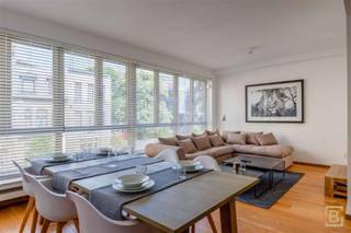 <p>Modern gerenoveerd drie slaapkamer appartement van ca. 90 m² op V5, in het centrum van Antwerpen. <br /><br />Bij het renoveren van dit appartement is er enkel gedacht aan het comfort van de toekomstige huurder. <br />De gezellige zithoek, eetkamer en moderne keuken vormen een mooi geheel, waar u geniet van een prachtige lichtinval dankzij de grote raampartij. <br />Inkomhal met gasten toilet, 2 ruime slaapkamers en een gastenkamer.<br /><br />Volledig gemeubeld én voorzien van volledige huisraad en volledige ingerichte keuken.<br />Algemene onkosten: €95.<br />Mogelijkheid tot huren van autostaanplaats. <br />Dit appartement is beschikbaar vanaf 01/11/2026.</p>
