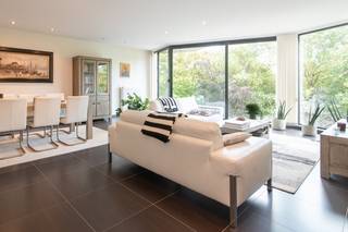 Fantastisch appartement (103m²) te koop gelegen op de vierde verdieping van Residentie Blue Flame langs de Euphrosina Beernaertstraat te Oostende. U bevindt zich op wandelafstand van winkels, openbaar vervoer, station, cultuur en gezellige horeca.Indeling: - inkomhal uitgerust met een vestiairekast- lichtrijke leefruimte voorzien van prachtige raampartijen waardoor het park naar binnen wordt getrokken- terras met prachtig groenzicht - open keuken uitgerust met een dubbele spoeltafel, vitro-keramische kookplaat, combi-oven, frigo met vriesvakje en vaatwas- berging voorzien van aansluiting wasmachine - badkamer voorzien van een dubbel lavabomeubel met spiegelkast, ligbad en douche - slaapkamer 1 (12m²)- slaapkamer 2 (11m²) met toegang tot het zonnig terrasje gelegen aan de achterzijde- afzonderlijk toilet met handwaslavaboBovendien kan u gebruik maken van de gemeenschappelijk fietsenberging. Pluspunten:- recent gebouw (2011)- perfect onderhouden appartement - 2 volwaardige slaapkamers- terras voor- en achteraan- mooie plafondhoogte (2m50)- topligging- gunstig EPC (label A)- mooie woonoppervlakte- geen vis-à-vis- conforme elektrische keuringWilt u dit pareltje met eigen ogen bewonderen? Neem vandaag nog contact met ons op voor meer informatie of om een bezoek in te plannen.Bestuursmaatregelen in het maatregelenregister: nee