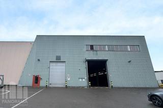 Ce bâtiment polyvalent à Zaventem offre une combinaison exceptionnelle de 1.206 m² d’espace de stockage fonctionnel et 152 m² de mezzanine, idéal pour les entreprises à la recherche d’un environnement de travail stratégiquement situé et flexible. Grâce à son emplacement à proximité immédiate de l’E40, du Ring de Bruxelles R0 et de l’A201 en direction de Brussels Airport, le bâtiment bénéficie d’une excellente accessibilité, tandis que l’aéroport se trouve à seulement 5 km.<br /><br />The building features spacious storage areas ranging from 607 m² to 2,957 m², combined with office spaces ranging from 227 m² to 3,717 m². It is ideal for companies requiring an efficient combination of logistics, flexibility, and a professional working environment.<br /><br />The warehouse has a clear height of 8.5 m and is ideally suited for logistics or industrial activities. The first warehouse is currently fitted out with lowered ceilings, internal partitions, and additional facilities, but can easily be converted back into a classic open warehouse space.<br /><br />The various units can also be flexibly combined with office spaces, allowing the building to adapt seamlessly to a wide range of business needs.<br /><br />The office areas offer a bright and efficient working environment with large windows providing abundant natural light. The suspended ceiling is equipped with integrated LED lighting, ventilation, and an HVAC system with air distribution for optimal air circulation. The flexible layout makes it easy to create both open-plan workspaces and enclosed meeting rooms.<br /><br />The site provides 67 parking spaces for staff and visitors, further enhancing accessibility. The entire complex is immediately available and represents an ideal solution for companies looking to grow in a location with maximum visibility and accessibility.<br /><br />For additional information, specifications, floor plans, or a non-binding site visit, please contact PANORAMA B2B at 0477 30 40 05.