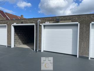 Garagebox met elektriciteit, vernieuwd dak en poort. 5 €/maand voor elektriciteit.